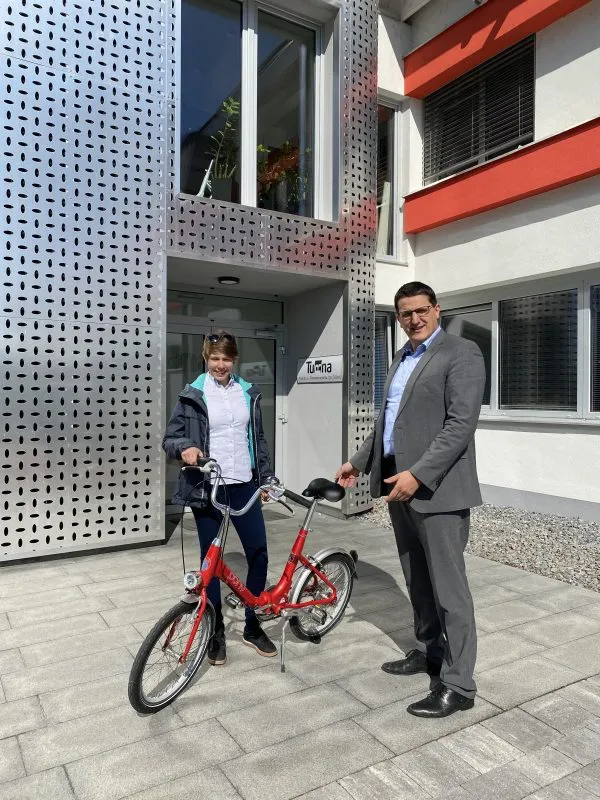 Ko poni očara Moni, direktor