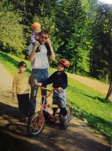 Ko poni očara Moni, družina