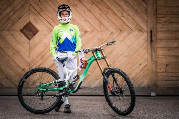 Ko poni očara Moni, prispevek