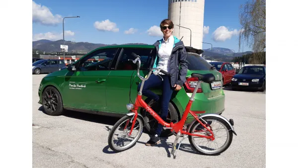 Ko poni očara Moni, rdeč